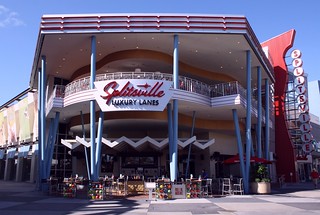 Exterior view at the Splitsville Luxury Lanes / Flickr / PelicanPete
Link: https://flickr.com/photos/pelicanpetesphotos/10885707873/