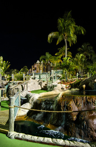 Golf course at night in Coral Cay Adventure Golf / Flickr / Ray Kippig
Link: https://flickr.com/photos/25230924@N08/8191672040/