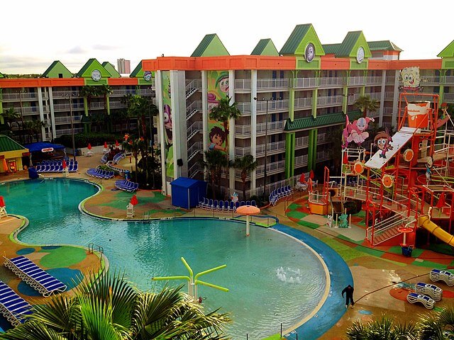 Holiday Inn Resort Orlando Suites - Waterpark in 2013 / Wikimedia / Britt
Link: https://upload.wikimedia.org/wikipedia/commons/thumb/3/36/Nick_Hotel_2013.jpg/640px-Nick_Hotel_2013.jpg