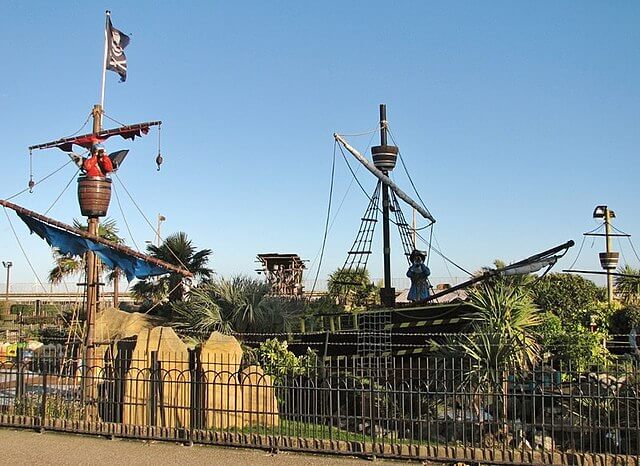 Pirate ship inside the Pirate's Cove Adventure Golf / Wikimedia / Evelyn
Link: https://commons.wikimedia.org/wiki/File:-2018-11-13_Pirate_Ship,_Pirates_Cove_adventure_golf,_Marine_Parade,_Great_Yarmouth.jpg