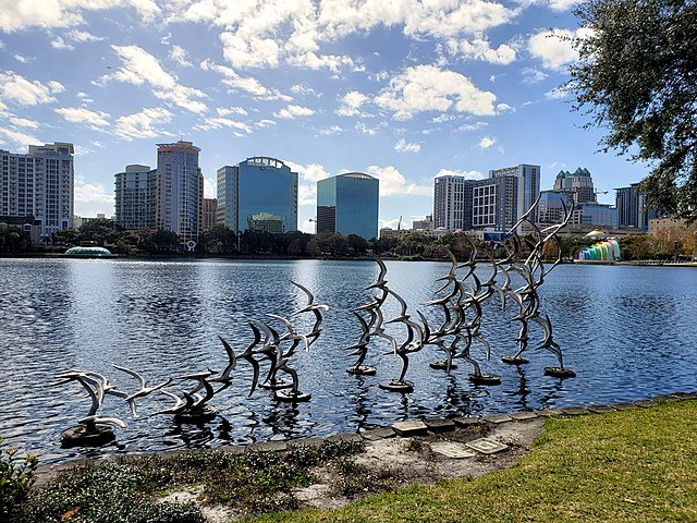 View from the park site / Wikimedia / OrlandoThings.com
Link: https://en.wikipedia.org/wiki/Lake_Eola_Park