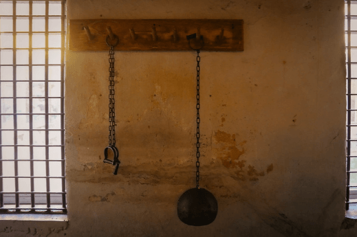 Ball, chain, and shackle hanging on a wall in Old Jail Museum / Flickr / m01229
Link: https://flic.kr/p/2oeaES8