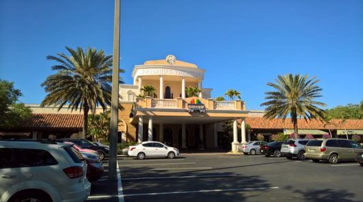 Exterior angle of the Premiere Theaters Oaks 10 / Flickr / heytampa
Link: https://flic.kr/p/25HB11k