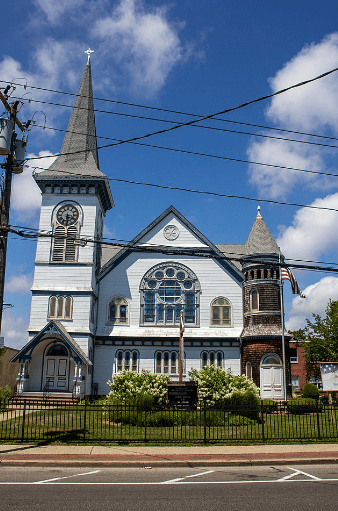 Exterior of Shores United Methodist Church / Wikimedia / Mike Peel
Link: https://upload.wikimedia.org/wikipedia/commons/thumb/1/1e/Bay_Shore%2C_New_York_2018_09.jpg/640px-Bay_Shore%2C_New_York_2018_09.jpg