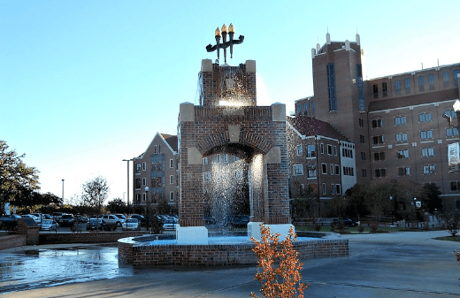 In front of Florida State University / Flickr / Robert English
Link: https://flic.kr/p/2jLs4rN