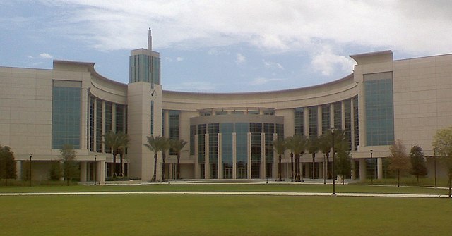 UCF College of Medicine Campus / Wikipedia / SlothMcCathy https://en.wikipedia.org/wiki/File:UcfComLakeNonaJune2010.jpg