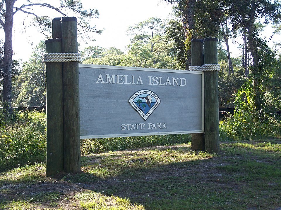 Signpost at Amelia Island State Park / Wikipedia / Ebyabe https://en.wikipedia.org/wiki/Amelia_Island_State_Park#/media/File:Amelia_Island_SP_entr01.jpg
