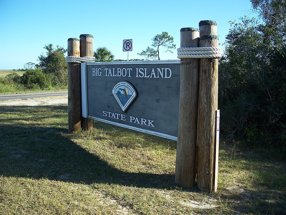 Signpost at Big Talbot Island State Park / Wikipedia / Ebyabe https://en.wikipedia.org/wiki/Big_Talbot_Island_State_Park#/media/File:Big_Talbot_Island_SP_sign01.jpg