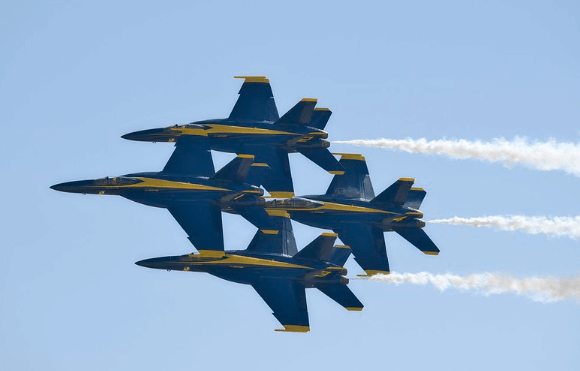 Blue Angels Diamond formation at the Pensacola Beach Air Show / Flickr / Dang Nguyen
Link: https://flic.kr/p/2nSrQFA