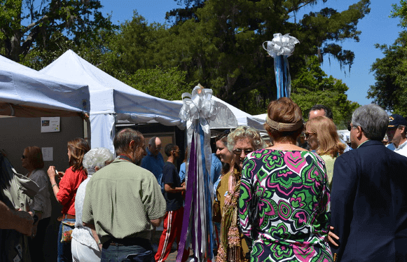 Different booths at Winter Park Sidewalk Art Festival / Flickr / Quốc's Trần's
Link: https://flic.kr/p/e3HSiC