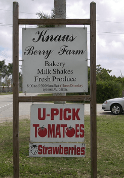 Entrance sign at Knaus Berry Farm / Flickr / steve_n_rhea
Link: https://flic.kr/p/4GkGbH