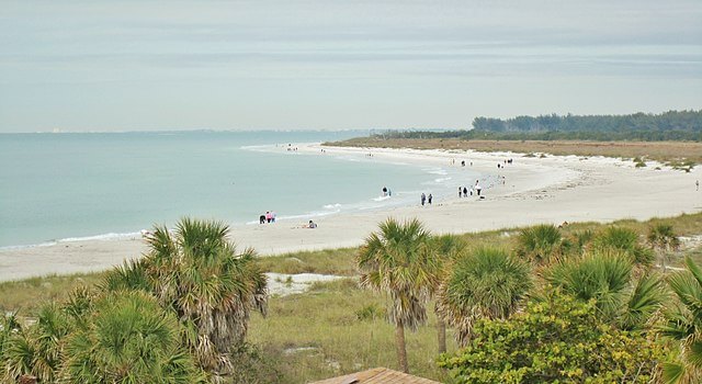 Fort De Soto Park / Wikipedia / Richard Mc Neil

Link: https://en.wikipedia.org/wiki/Fort_De_Soto_Park#/media/File:La_Plage_^1,_Fort_De_Soto_Park,_Tierra_Verde,_Floride._^1_beach_-_panoramio.jpg