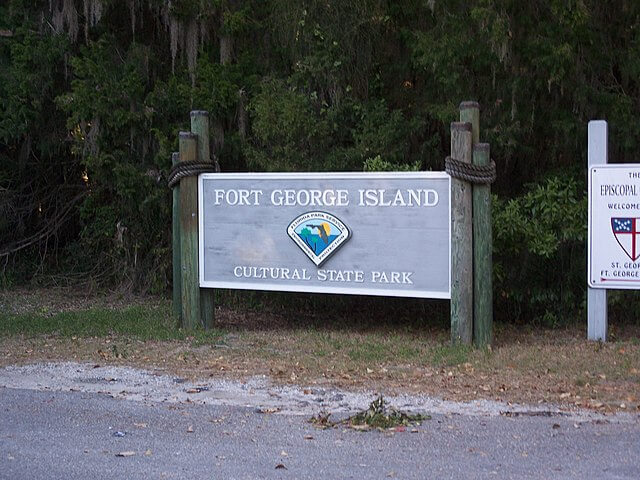 Signpost at Fort George Island Cultural State Park / Wikimedia Commons / Ebyabe https://commons.wikimedia.org/wiki/File:Fort_George_Island_Cul_SP_sign01.jpg