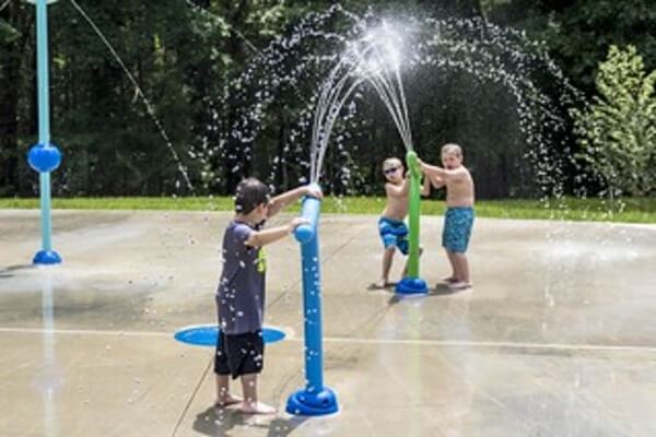 Kids playing at Kids Splash Park / Flickr / Muhammed https://flic.kr/p/24GHNuJ