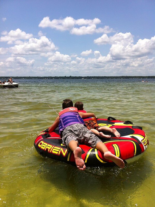 Floating at Kingsley Lake / Flickr / Melissa Hillier https://flic.kr/p/cvueSy