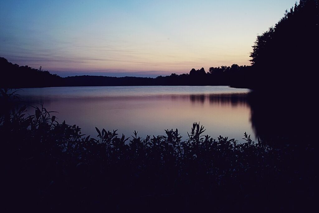 Night view of Lake Conway / Wikipedia / Latteda https://en.wikipedia.org/wiki/Lake_Conway#/media/File:Lake_Conway_Sunset,_Faulkner_County,_AR.jpg