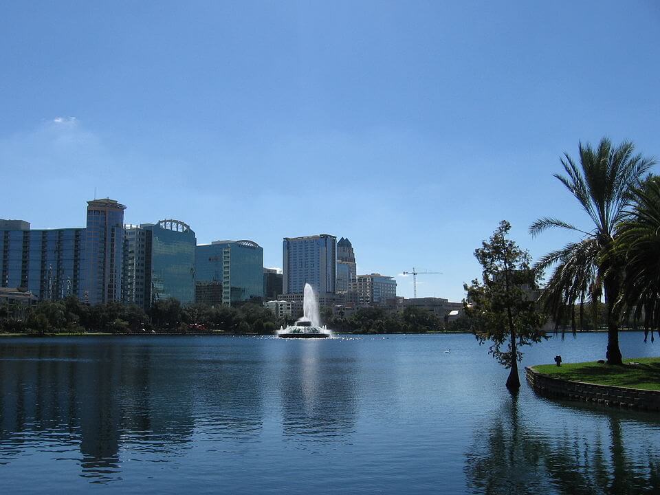 View at Lake Eola Park / Wikipedia / Cwolfsheep https://en.wikipedia.org/wiki/Lake_Eola_Park#/media/File:Lakeeola_09232006_trees.jpg