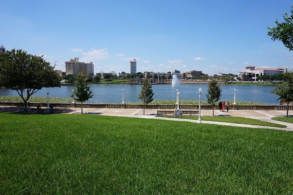 Skyline of Lakeland across Lake Mirror / Wikipedia / Butter142 https://en.wikipedia.org/wiki/Lake_Mirror_(Lakeland)#/media/File:Image_of_Lake_Mirror.jpg