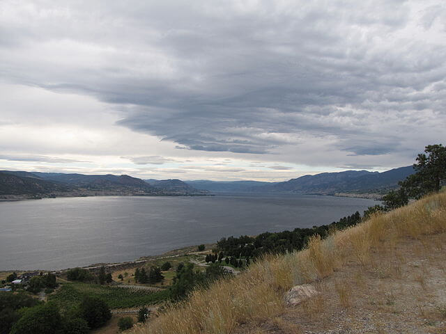 Mountain view of Lake Munson / Wikimedia Commons / Greenhyena https://commons.wikimedia.org/wiki/File:Munson_Mountain_Okanagan_Lake.JPG