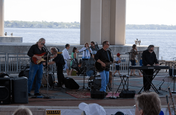 Live performance at Riverside Arts Market / Flickr / جاسون
Link: https://flic.kr/p/6czG7v