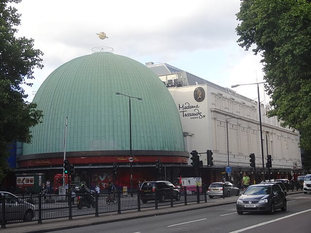 Madame Tussauds / Wikipedia / Jordiferrer


Link:
https://en.wikipedia.org/wiki/Madame_Tussauds#/media/File:2017_Madame_Tussauds_London_01.jpg 