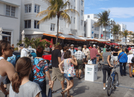 People gathering for Art Deco Weekend / Flickr / Beacon South Beach Hotel
Link: https://flic.kr/p/9b5Ckj