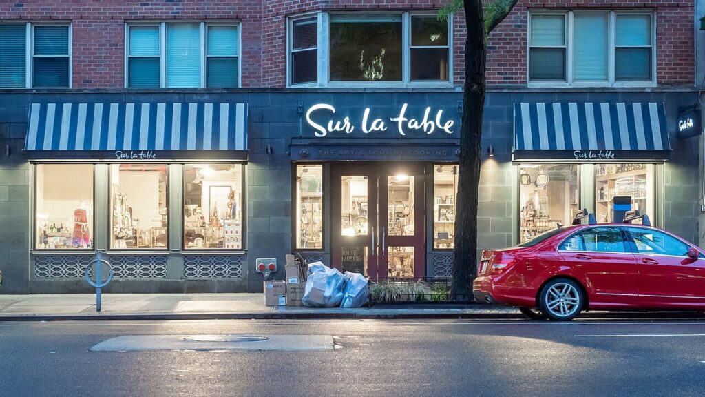 Sur La Table Storefront / Wikipedia / Ajay Suresh https://en.wikipedia.org/wiki/Sur_La_Table#/media/File:Sur_La_Table_Storefront_(48089721026).jpg