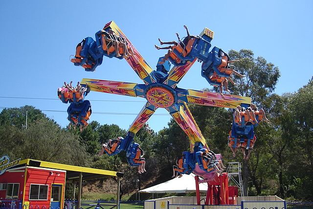 Ride at Surge Adventure Park / Wikimedia Commons / Liam Skoda https://commons.wikimedia.org/wiki/File:Power_Surge_at_Adventure_World.jpg