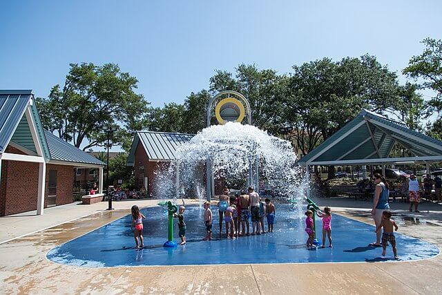 Splash Pad at Water Works Park / Wikipedia / James Anshutz https://en.wikipedia.org/wiki/Water_Works_Park_(Tampa%2C_Florida)#/media/File:Waterworks_Park_Tampa.jpg