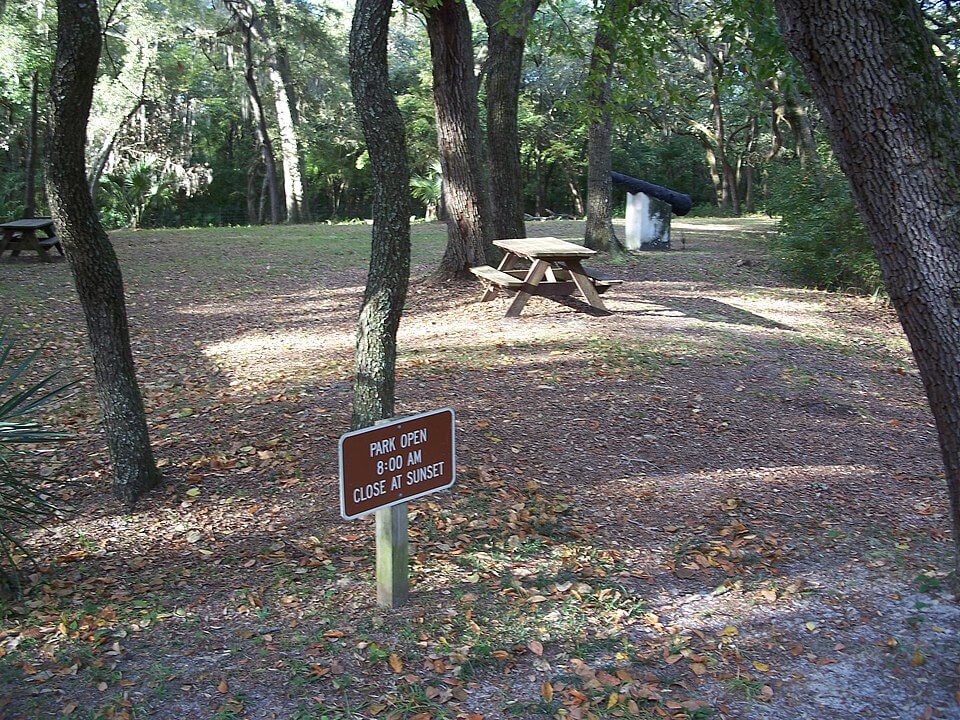 Entrance of Yellow Bluff Fort Historic State Park / Wikipedia / Ebyabe https://en.wikipedia.org/wiki/Yellow_Bluff_Fort_Historic_State_Park#/media/File:Yellow_Bluff_Fort_SP01.jpg