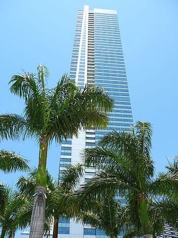 Towering View of the Four Seasons / Wikipedia / Marc Averette
Link: https://en.wikipedia.org/wiki/Four_Seasons_Hotels_and_Resorts