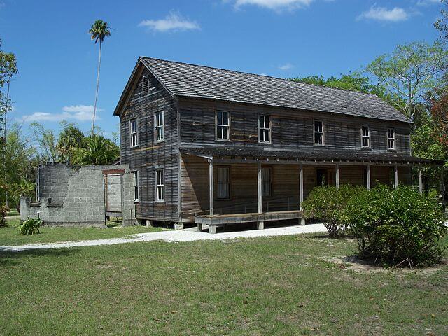 Building Remains of Koreshan Historic Site / Wikipedia / Ebyabe
Link: https://en.wikipedia.org/wiki/Koreshan_State_Historic_Site#/media/File:Koreshan_SHS_founders_house02.jpg