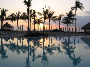 Poolside at Sunset at the Ritz Carlton Miami / Wikimedia Commons / Ken Bosma
Link: https://commons.wikimedia.org/wiki/File:Ritz-Carlton_Sunrise_Key_Biscayne_%28133476501%29.jpg
