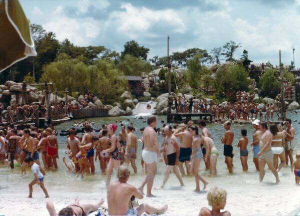 People Playing in River Country in 1977 / Wikipedia / Unknown photographer
Link: https://en.wikipedia.org/wiki/Disney%27s_River_Country#/media/File:River_Country_1977.jpg