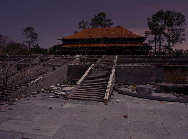 Ruined Replica of a Palace in Splendid China / Wikipedia / Pat David
Link: https://en.wikipedia.org/wiki/Splendid_China_(Florida)