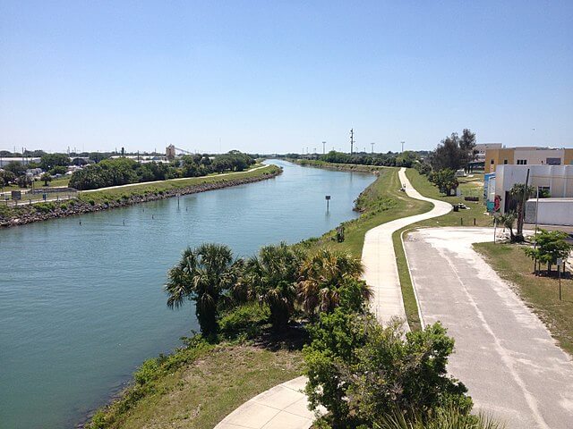 Stretch of Canal at Venetian Waterway Park / Wikipedia / Sanibel Sun
Link: https://en.wikipedia.org/wiki/Venetian_Waterway_Park#/media/File:Venetian_Waterway_Park.JPG