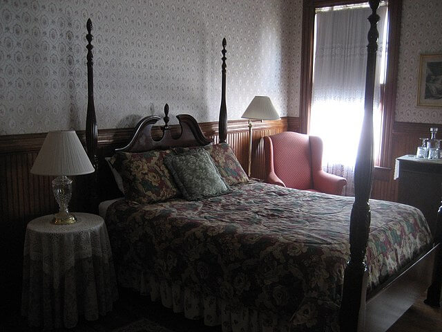 Pensacola Victorian Bed and Breakfast / Wikimedia Commons / Infrogmation of New Orleans
Link: https://commons.wikimedia.org/wiki/File:PensacolaVictorianBnBBed.jpg