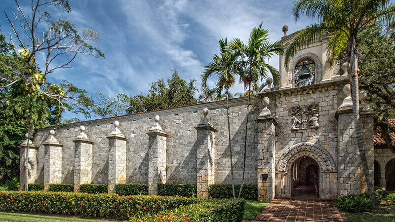 Ancient Spanish Monastery Front View / Flickr / Bill Bentley

Link: https://flic.kr/p/kmCVNv