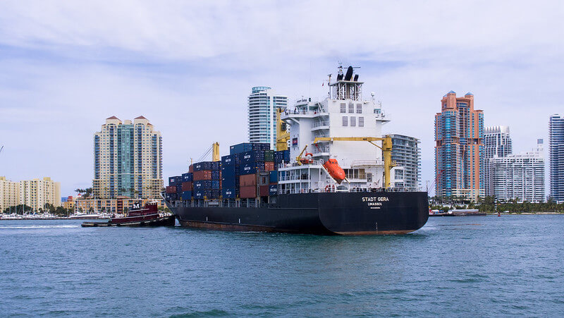 Biscayne Bay sightseeing boat trip / Flickr / Ed Webster

Link: https://flic.kr/p/bFcnB3