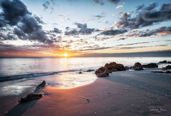 Caspersen Beach Sunset Glow / Flickr / Rudy Wilms

Link: https://flic.kr/p/2kLdwsx