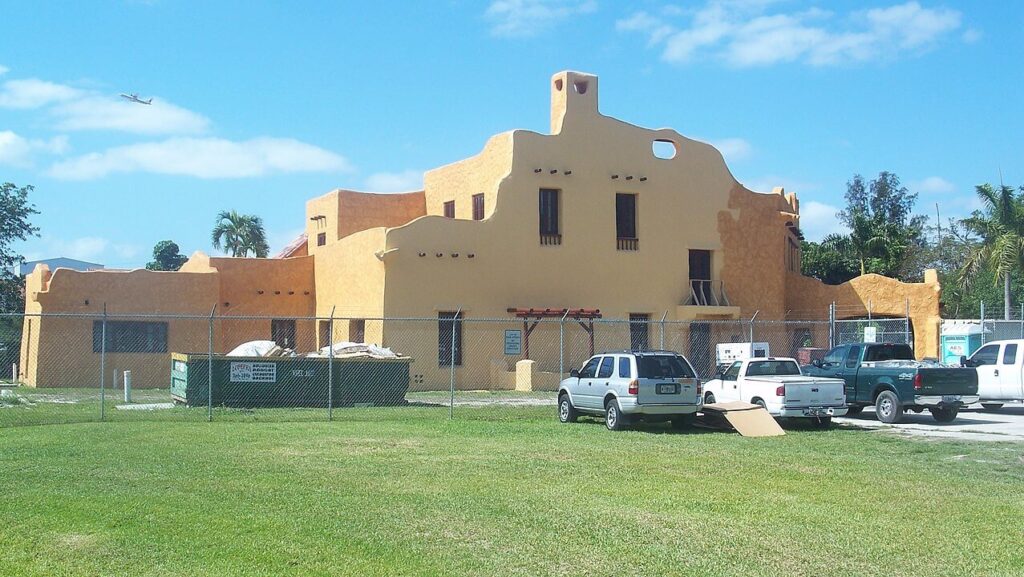 Glenn Curtiss House / Wikipedia / Ebyabe

Link: https://en.wikipedia.org/wiki/Glenn_Curtiss_Mansion#/media/File:Miami_Springs_FL_Glenn_Curtiss_House01.jpg