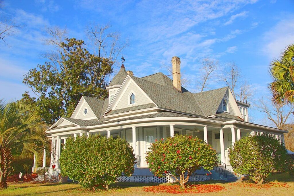 A historic home on 3rd Street South district / Wikipedia / Wbrettbutler 

Link: https://en.wikipedia.org/wiki/South_Third_Street_Historic_District_(Chipley,_Florida)#/media/File:Queen_Ann_Victorian_style_house_on_3rd_st..jpg