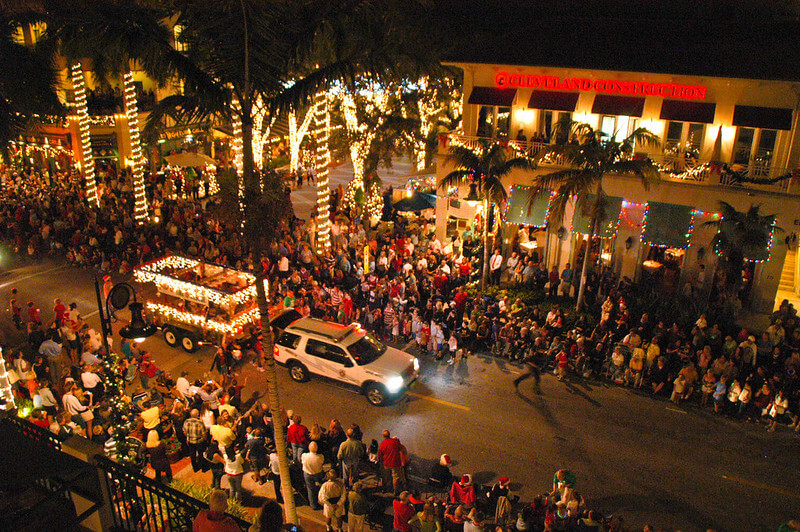 Night view of Naples Christmas Parade / Flickr / Denise Wauters

Link: https://flic.kr/p/aRV3dR