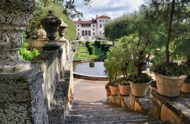 Vizcaya Museum & Gardens / Flickr / jpellgen (@1179_jp)

Link: https://flic.kr/p/21JFi1A