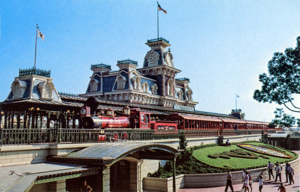 Walt Disney World Steam Railroad - Front / Flickr / Steven Miller

Link: https://flic.kr/p/2mhikCm