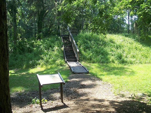 Lake Jackson Mounds State Park/ Wikimedia Commons / Ebyabe
Link: https://commons.wikimedia.org/wiki/File:Tallahassee_FL_Lake_Jackson_Mounds_SP_mound01b.jpg