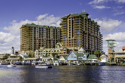 Exterior view of Emerald Grande at HarborWalk Village / Flickr / Robert W. 
Link: https://flic.kr/p/gqywMt 
