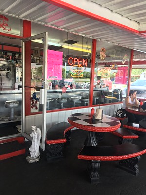 Outside view of Burger Inn / Flickr / Jordan Bonnett
Link: https://flic.kr/p/MpYiHn 

