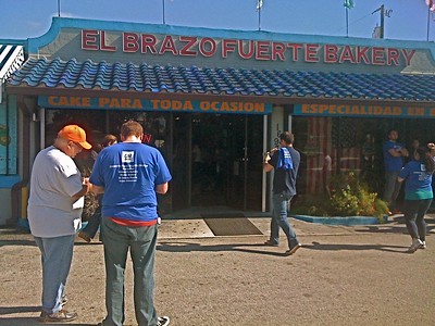Outside view of El Brazo Fuerte Bakery / Flickr / Maria De Los Angeles 
Link: https://flic.kr/p/93nCnw
