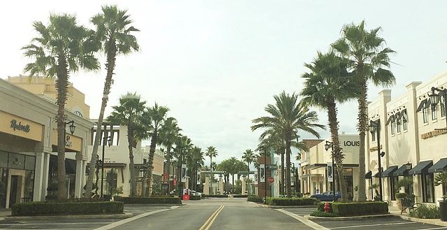 Shops at St Johns Town Center / Wikipedia / Excel23
Link: https://en.wikipedia.org/wiki/St._Johns_Town_Center#/media/File:StJohnsTCJax.jpg 

